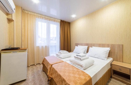 Tsentralnyy Hotel | Relax at Pansionat PrimaVera: Pool, Breakfast & Hot Tub