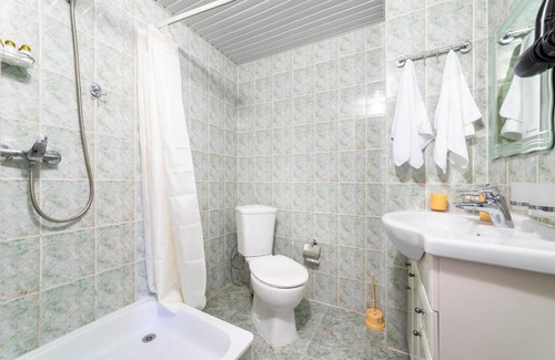 Tsentralnyy Hotel | Relax at Pansionat PrimaVera: Pool, Breakfast & Hot Tub