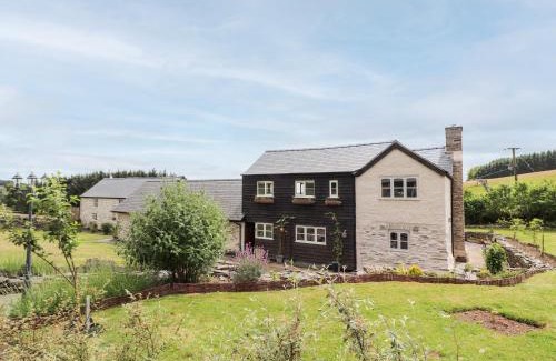 Pontfadog House | Inviting Pant Dafydd Goch - 4-Star Comfort for Everyone