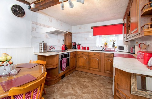 Mawddwy Cottage | Cozy Pant Cottage: Three Bedrooms, Pet-Friendly Retreat