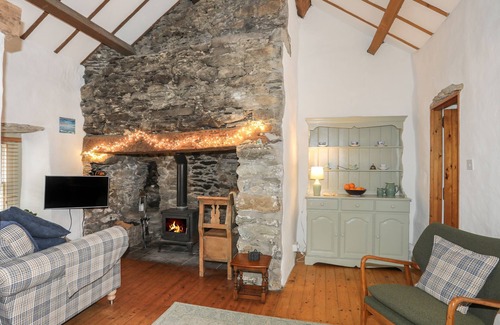 Amlwch Cottage | Inviting Pant Y Crintach: Pet-Friendly Stay with Fireplace