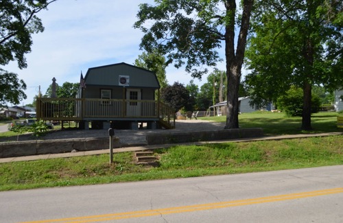 Annapolis Cottage | Panther Den Cabin - Pet Friendly Retreat Near Hwy K Campground
