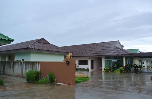 Makham Tia Hotel | Cozy Paolomareetel Hotel: Family-Friendly with Breakfast
