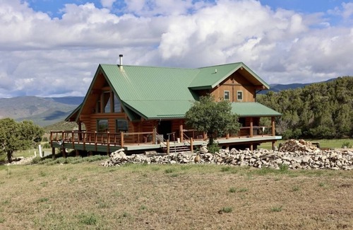 Paonia Cabin | Pet-Friendly Paonia Cabin: Guest Rated 10/10 with Breakfast