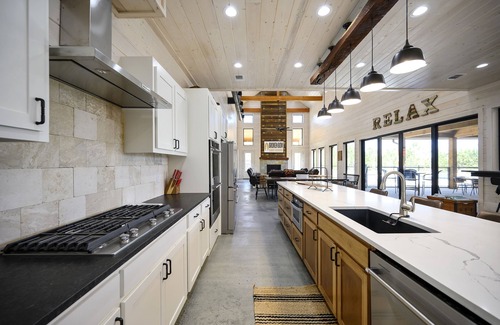 Broken Bow Cabin | Elegant Papa Casa: 7 Bedrooms, Pool & Hot Tubs Await