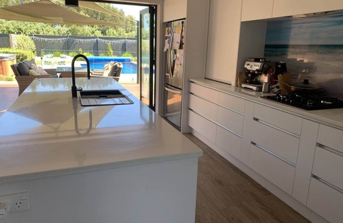 Papamoa Beach House | Papamoa Beach Pool and 5brms