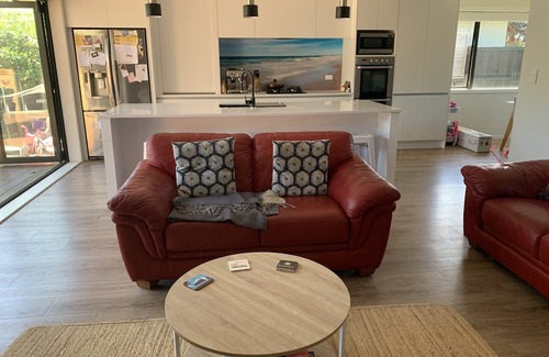 Papamoa Beach House | Papamoa Beach Pool and 5brms