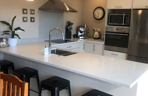 Papamoa Beach House | Beachfront Escape: Papamoa Bliss with Ocean Views & Spa