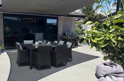 Papamoa Beach House | Beachfront Escape: Papamoa Bliss with Ocean Views & Spa