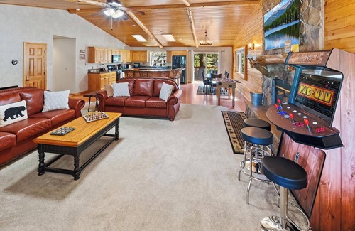 Eagle Mountain Estates Cabin | Papas's Lodge By Destination Big Bear:Pet Friendly! Close to the Lake! Central A/C! 2 En-Suite Bedrooms! Hot Tub!