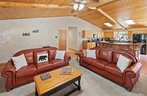 Eagle Mountain Estates Cabin | Papas's Lodge By Destination Big Bear:Pet Friendly! Close to the Lake! Central A/C! 2 En-Suite Bedrooms! Hot Tub!