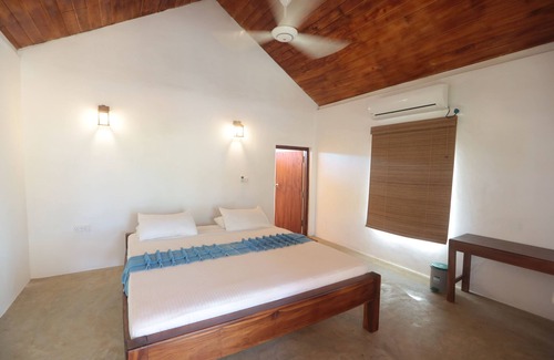 Pottuvil Hotel | Cozy Paper Moon Kudils: Pool, Restaurant & Family-Friendly