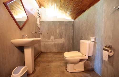 Pottuvil Hotel | Cozy Paper Moon Kudils: Pool, Restaurant & Family-Friendly
