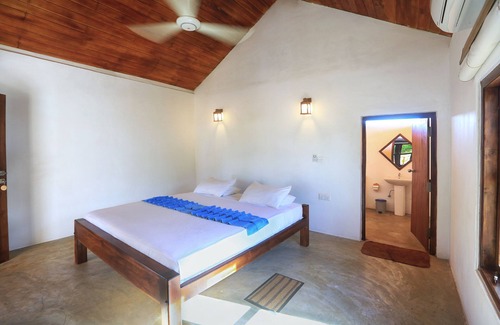 Pottuvil Hotel | Cozy Paper Moon Kudils: Pool, Restaurant & Family-Friendly