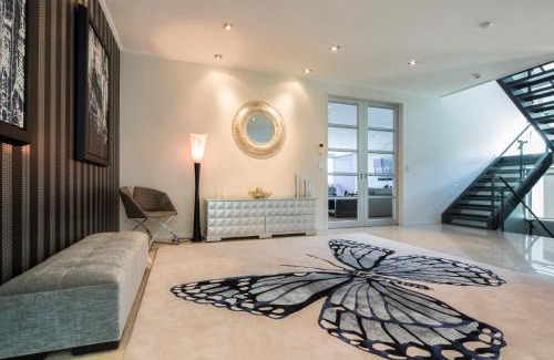 Queenstown City Centre Villa | Indulge at Papillon: 4-Star Home with Hot Tub & Breakfast
