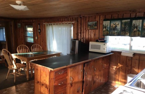 Drummond House | Cozy Papins Resort Cabin #2: Family & Pet Friendly Getaway