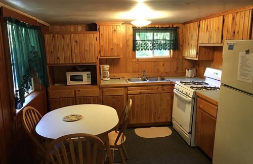 Drummond House | Cozy Stay at Papins Resort Cabin #5 - Pet and Child Friendly