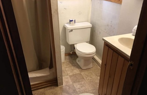 Drummond House | Cozy Stay at Papins Resort Cabin #5 - Pet and Child Friendly
