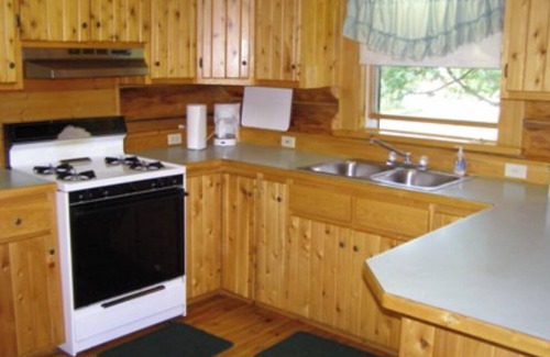 Drummond House | Inviting Papins Resort Cabin #8: Family & Pet-Friendly Stay