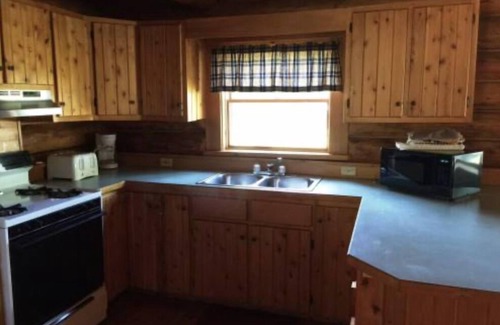 Drummond House | Inviting Papins Resort Cabin #8: Family & Pet-Friendly Stay