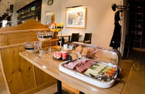 Mollands Hotel | Discover Papperl a' Pub: Family-Friendly with Breakfast Included