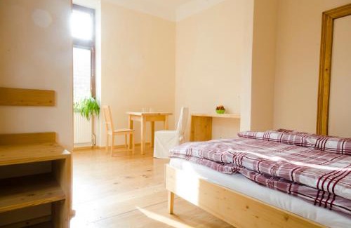 Mollands Hotel | Discover Papperl a' Pub: Family-Friendly with Breakfast Included