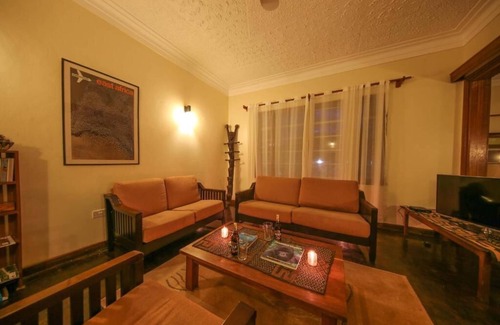 Entebbe House | Guest Rated 9.8: Papyrus Guest House with Family-Friendly Amenities