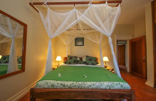 Entebbe House | Guest Rated 9.8: Papyrus Guest House with Family-Friendly Amenities