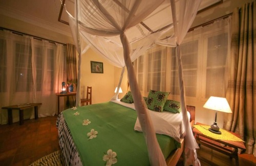 Entebbe House | Guest Rated 9.8: Papyrus Guest House with Family-Friendly Amenities