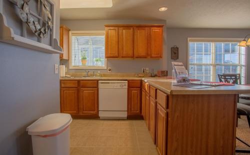 Branson West Apartment | Exceptional Par View Vista Condo with Pool & Breakfast