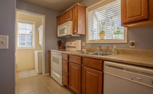 Branson West Apartment | Exceptional Par View Vista Condo with Pool & Breakfast