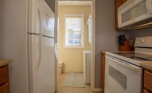 Branson West Apartment | Exceptional Par View Vista Condo with Pool & Breakfast