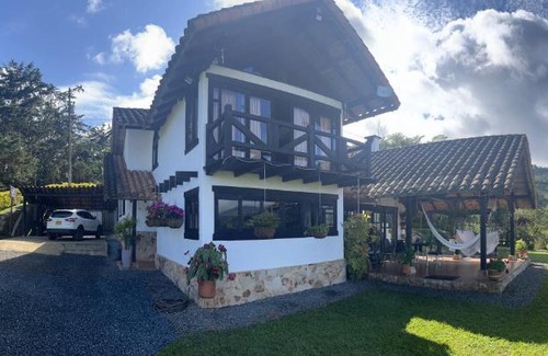 Dagua Ski Chalet | Relaxing Hermosa Casa Campestre with Spa & Hot Tub