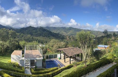 Dagua Ski Chalet | Relaxing Hermosa Casa Campestre with Spa & Hot Tub