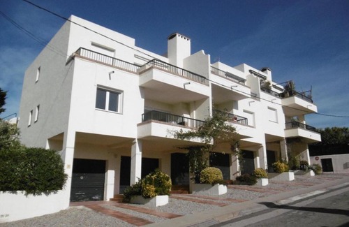 Llanca Apartment | Paradís I: Family-Friendly Retreat with Ocean Views