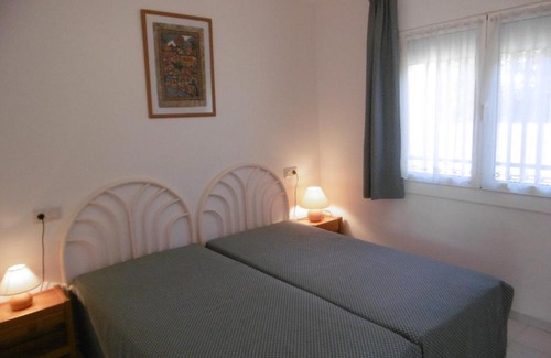 Llanca Apartment | Paradís I: Family-Friendly Retreat with Ocean Views