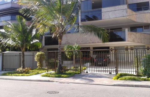 Recreio dos Bandeirantes Apartment | Beachfront Bliss at the Paradise Playground Hotel
