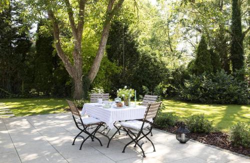 Stocksee House | Family-Friendly Retreat by the Lake for Memorable Getaways