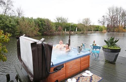 Hillegom Bed & Breakfast | Experience Paradijs Eiland: 4-Star Retreat with Hot Tub