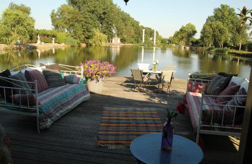 Hillegom Bed & Breakfast | Experience Paradijs Eiland: 4-Star Retreat with Hot Tub