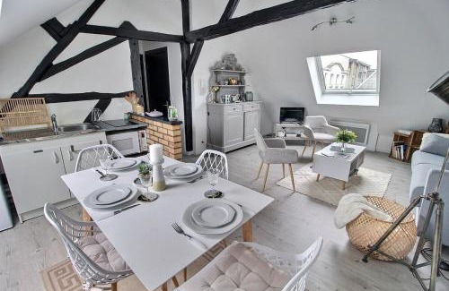 Bourges Apartment | Renovated Paradis des poutres in the Heart of Downtown