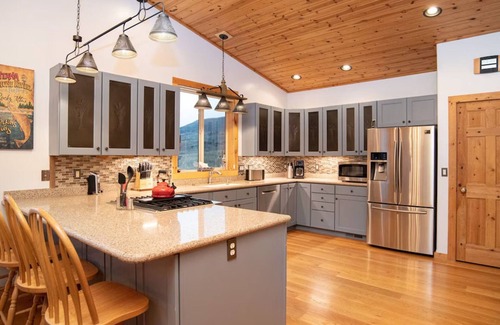 Emigrant House | Paradise 101: Family-Friendly Retreat with Pool & Breakfast