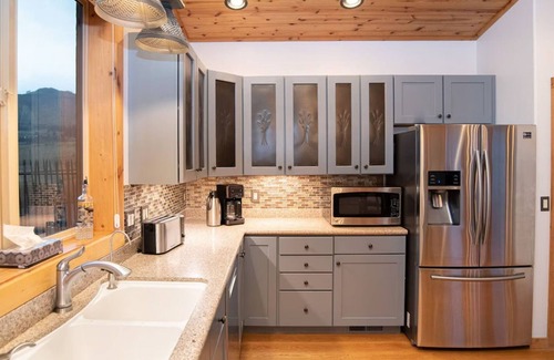 Emigrant House | Paradise 101: Family-Friendly Retreat with Pool & Breakfast
