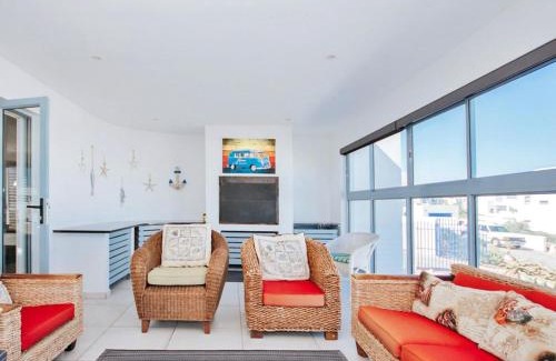 Paradise Beach Apartment | Discover Paradise 25: Pet-Friendly Ocean View Retreat