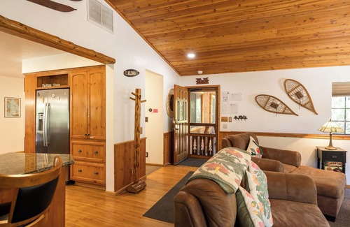 Fox Farm Cabin | Honu House of Aloha: Mountain Retreat with Scenic Views