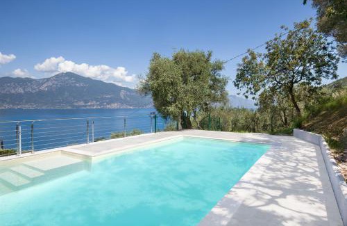 Torri del Benaco Apartment | Elegant Paradise Apartment with Pool - 4-Star Retreat