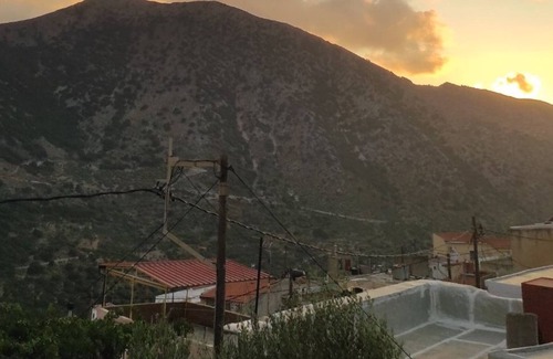 Vrachasi Apartment | Inviting Paradise Apartment with Family-Friendly Amenities
