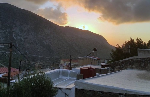Vrachasi Apartment | Inviting Paradise Apartment with Family-Friendly Amenities