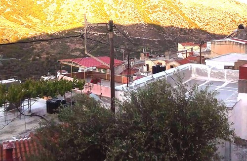 Vrachasi Apartment | Inviting Paradise Apartment with Family-Friendly Amenities