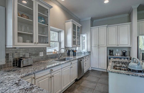 Bowling Green House | Unwind at Paradise at the Palisades with Lake Views & Spa